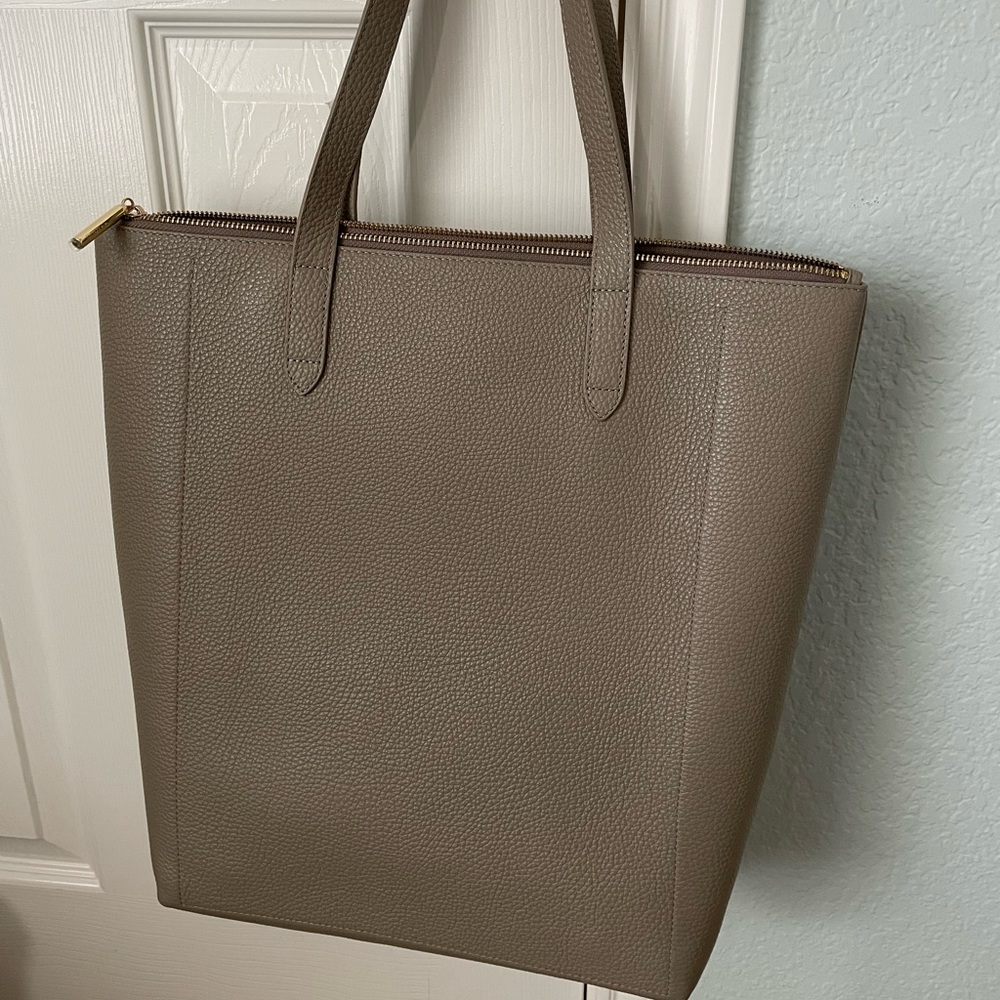 Cuyana tall zippered tote 15” laptop - Stone